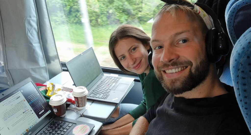 Maja i Adam pracujący w pociągu