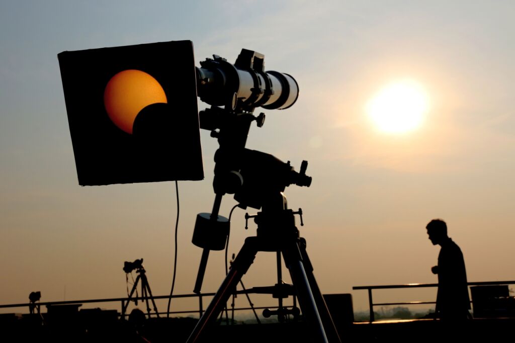 zacmienie slonca calkowite czesciowe teleskop statyw / Fot. supot phann, Shutterstock.com