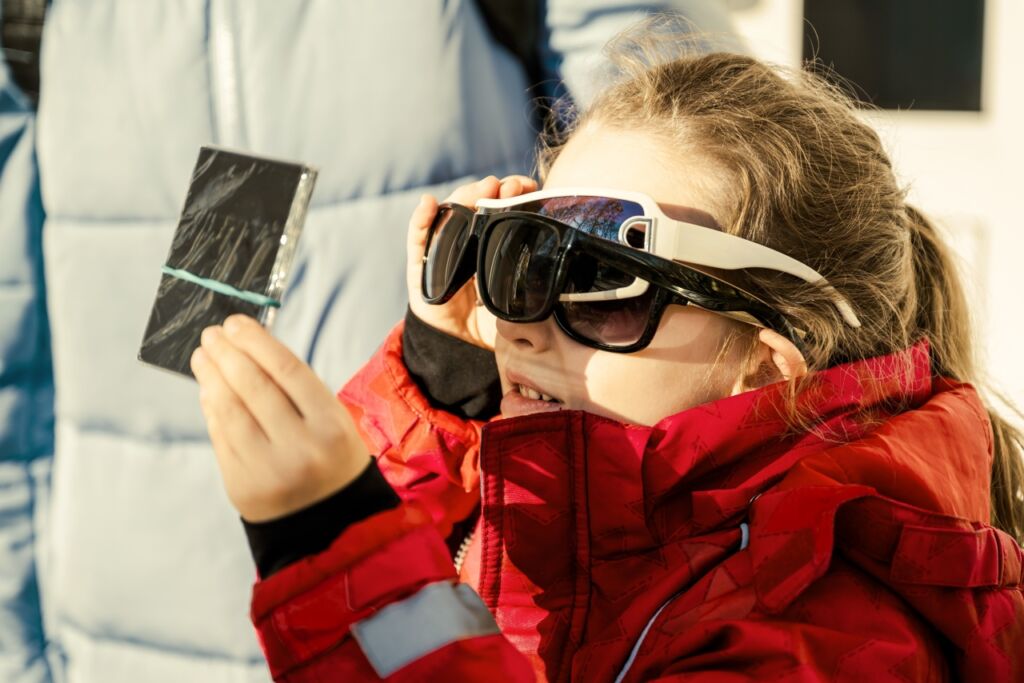 zacmienie slonca porady okulary ochrona wzroku / Fot. Viacheslav Lopatin, Shutterstock.com