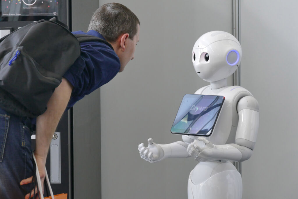 Pepper wyprodukowany przez Softbank jest przykładem robota humanoidalnego / Antonello Marangi, shutterstock.com