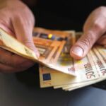 Jak szybko zarobić pieniądze? Awans i stabilność finansowa. / fot. Ksenia Shestakova, Shutterstock.com