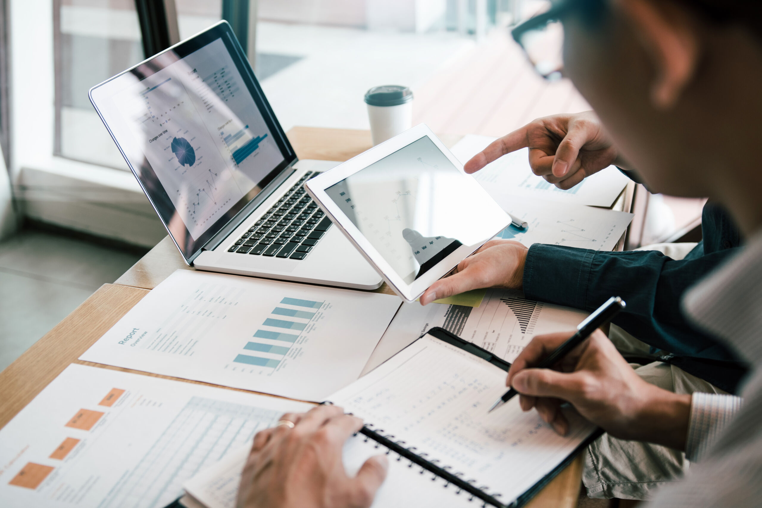 Dowiedz się czym zajmuje się Doradca finansowy/ Fot.wutzkohphoto, Shutterstock.com