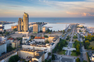 Gdynia — widok na port i Sea Towers — najwyższy budynek w mieście. / Fot. Patryk Kosmider, shutterstock.com