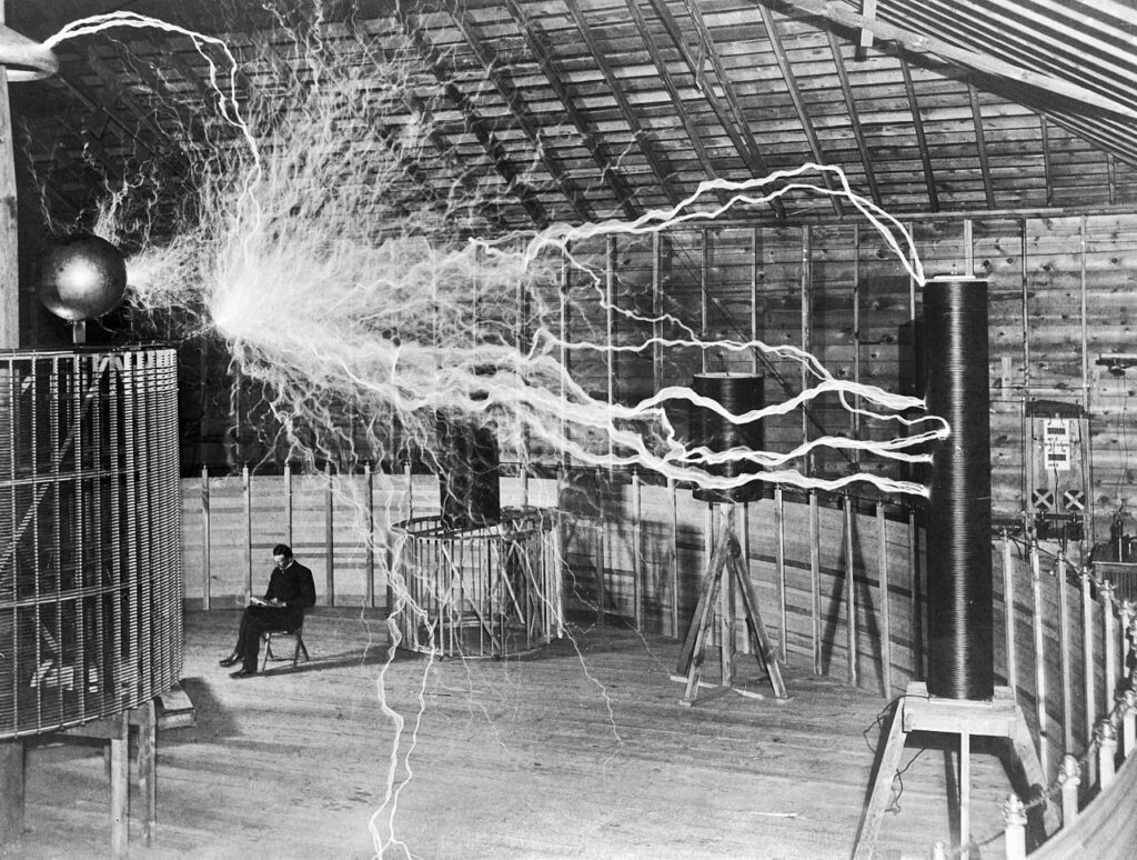 Nikola Tesla w jego laboratorium w Colorado Springs, grudzień 1899 roku