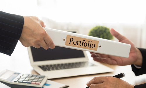 Prezentacja portfolio na rozmowie rekrutacyjnej. / Fot. create jobs 51, Shutterstock.com