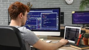 Junior web developer - co musi umieć, wiedza, kompetencje, umiejętności, awans - Fot. Pixel-Shot, Shutterstock.com