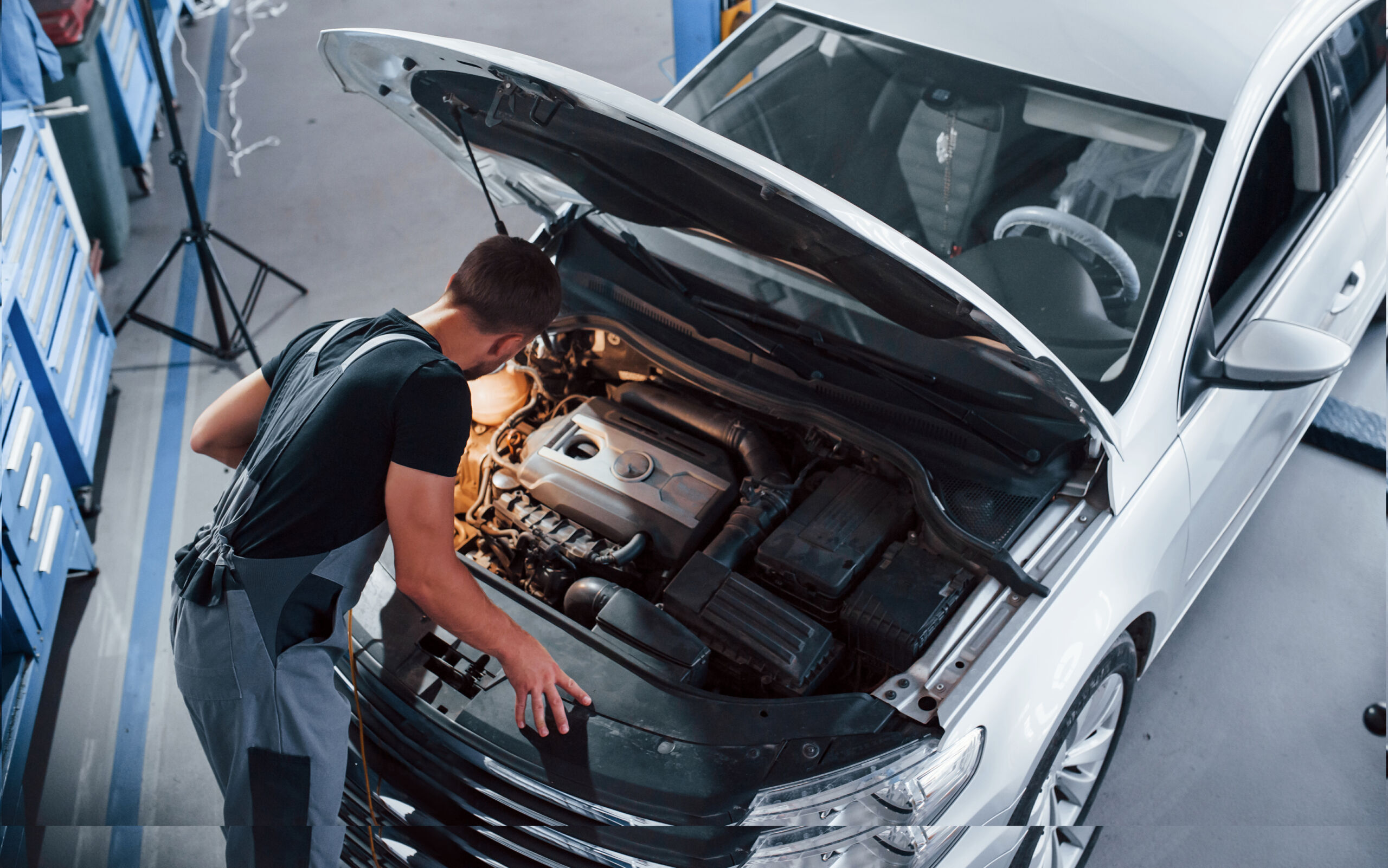 Mechanik samochodowy jest technicznie przygotowany do naprawy aut