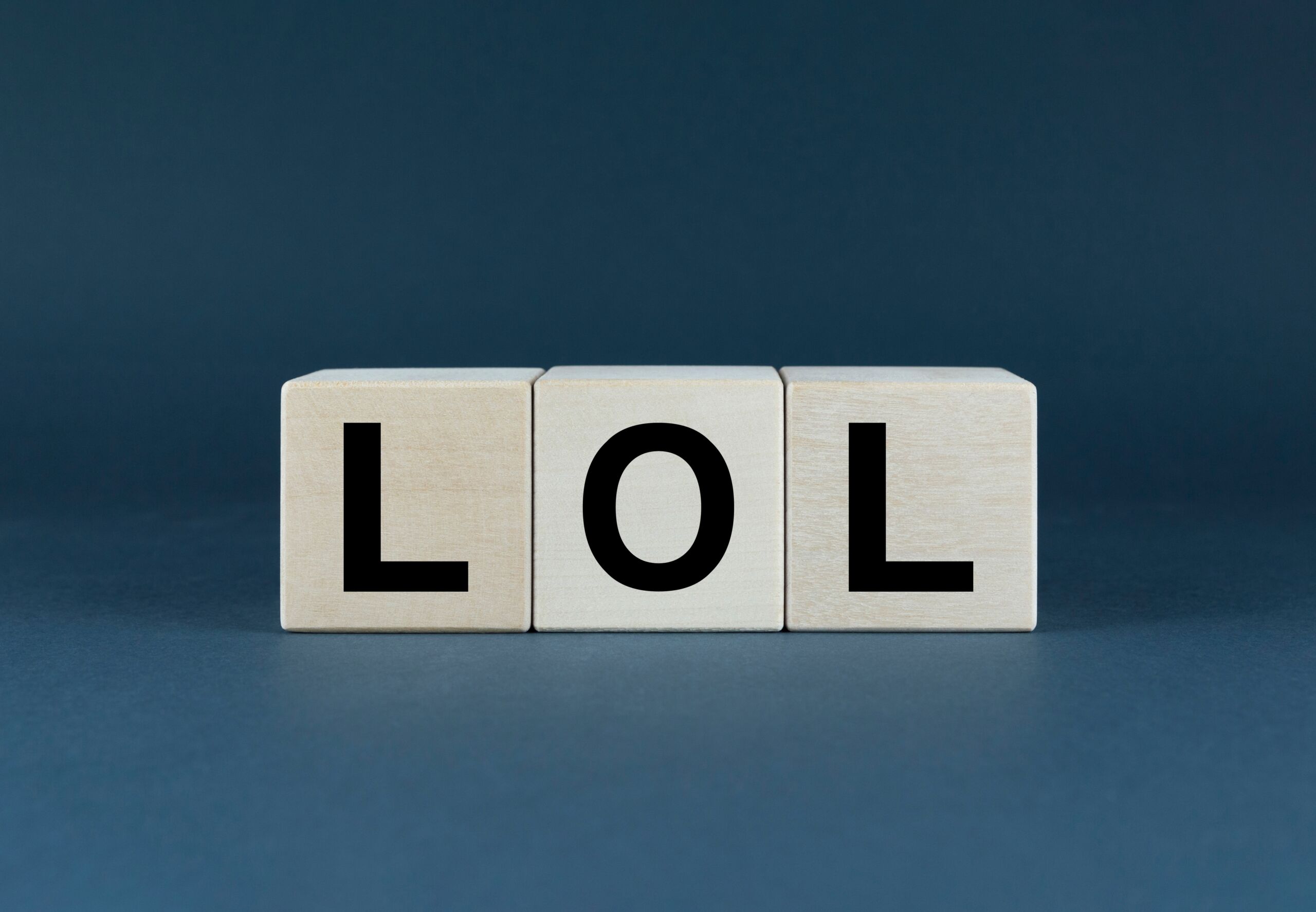 Co oznacza skrót "lol" i jak poprawnie go używać/ Fot. Prazis Images, shutterstock.com