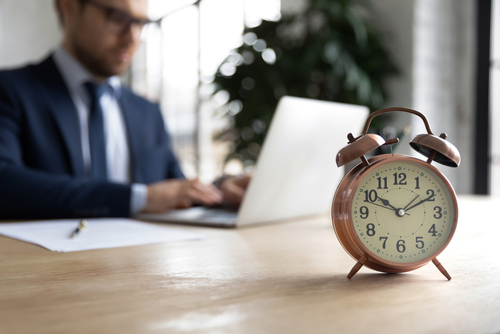 Przejście na 35 godzinny tydzień pracy oznaczałoby pracę przez 7 godzin dziennie zamiast standardowych 8./ Fot. fizkes, Shutterstock.com