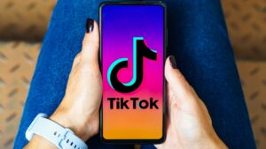 TikTok bez znaku wodnego: poradnik usuwania krok po kroku / Fot. rafapress, Shutterstock.com