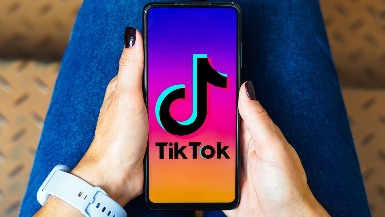 TikTok bez znaku wodnego: poradnik usuwania krok po kroku / Fot. rafapress, Shutterstock.com