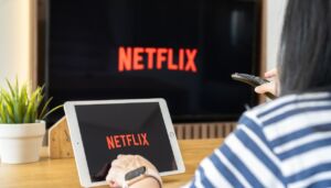 Jak Netflix sprawdza dzielenie konta? / Fot. Chinnapong, Shutterstock.com