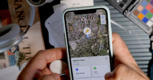 Gdy przedmiot z AirTagiem jest w bliskim zasięgu, użytkownicy iPhone'ów mogą szybko namierzyć zgubę./ Fot. Hadrian, Shutterstock.com