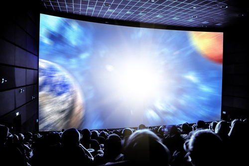 Niektóre filmy o kosmosie są nie tylko doskonałymi produkcjami filmowymi, ale też starają się wiernie odzwierciedlać rzeczywistość./ Fot. Den Rozhnovsky, Shutterstock.com