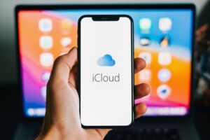 iCloud pozwala na synchronizację danych między różnymi urządzeniami. /Fot. nikkimeel, Shutterstock.com