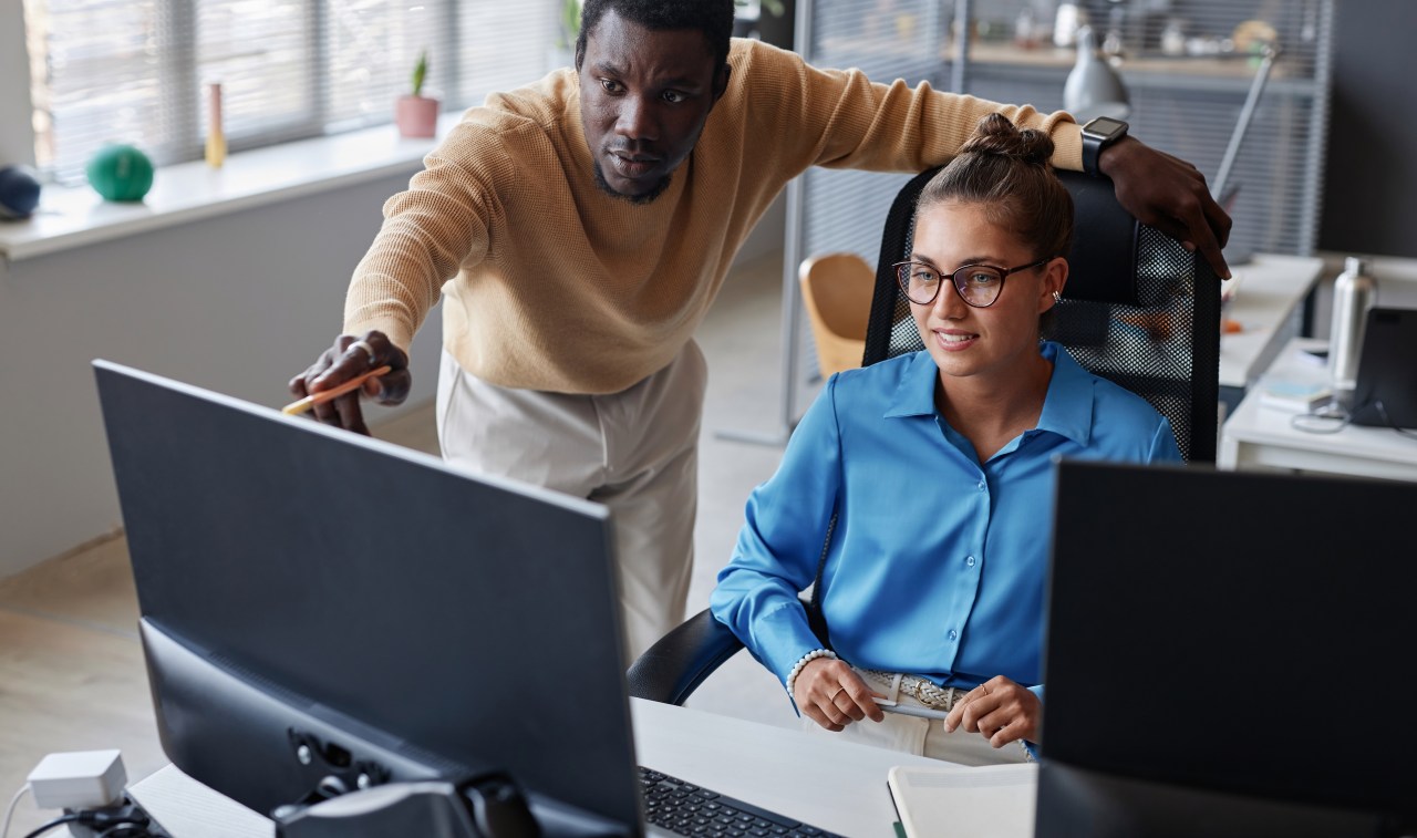 Komenda „git checkout”. Przewodnik krok po kroku dla początkujących / Fot. AnnaStills, Shutterstock.com