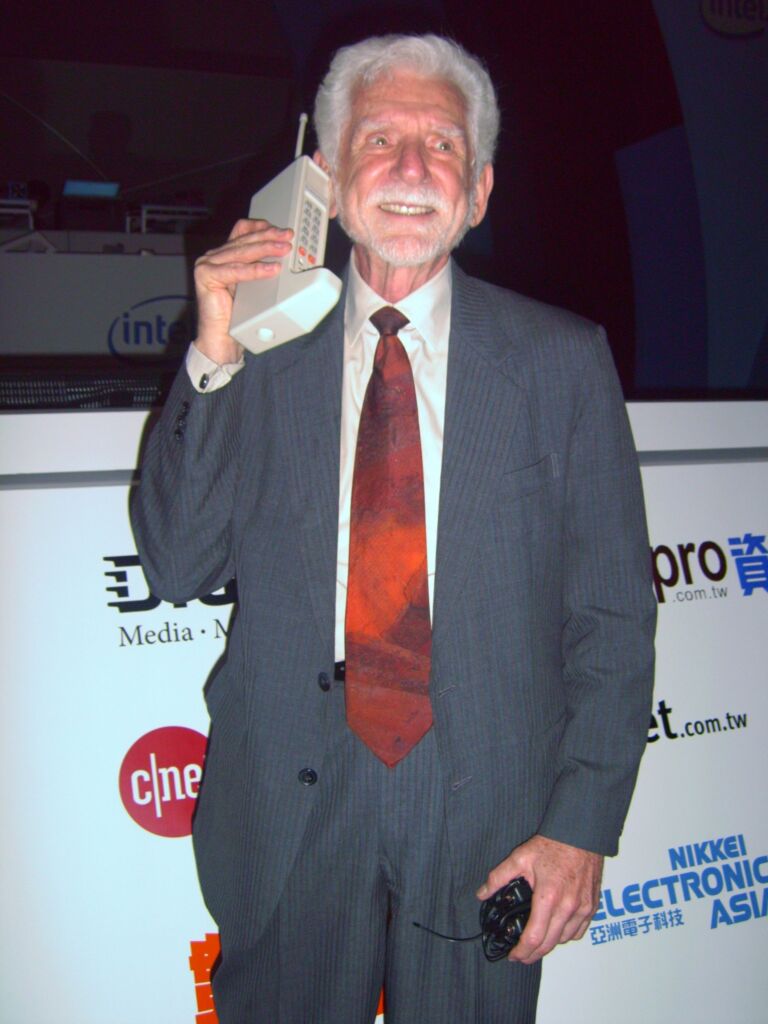 Martin Cooper stworzył pierwszy telefon komórkowy./ źródło: wikipedia.org