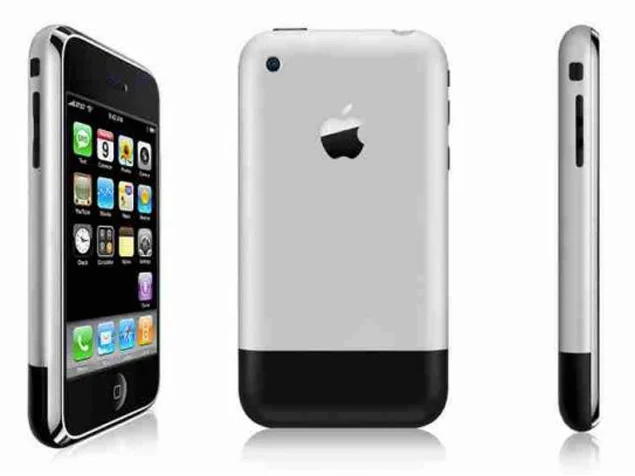iPhone pierwszej generacji, czyli pierwszy telefon bez klawiatury./ źródło: applehome.com