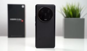 Smartfon Xiaomi 13 Ultra prezentuje się jako urządzenie, które równie dobrze mogłoby być profesjonalnym aparatem fotograficznym./ Fot. Gabo_Arts, Shutterstock.com