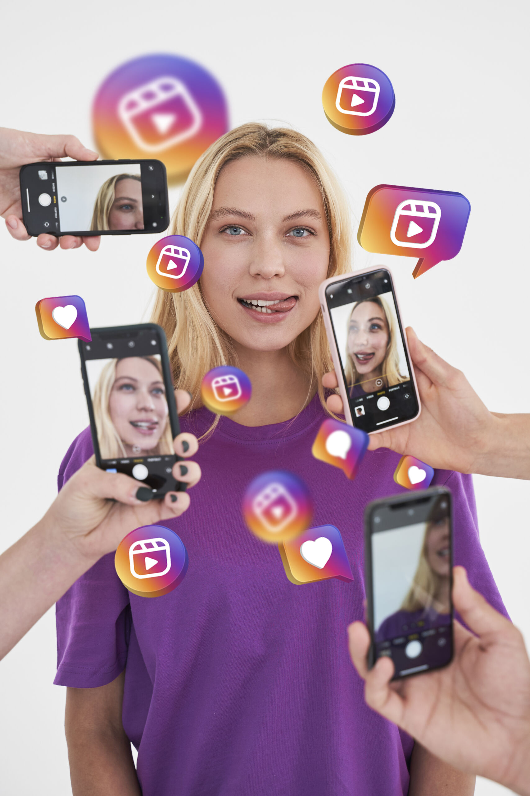 Jak zarabiać na Instagramie? Zdjęcie przedstawia ręce z telefonami skierowanymi na szczupłą blondynkę i robiące jej zdjęcia oraz nagrywające filmy na Instagrama.
