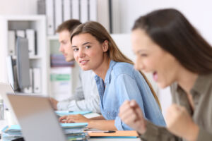 Rozpoznanie hipokryty w pracy nie jest łatwe, ponieważ często są to osoby elokwentne, przekonujące i potrafiące zjednać sobie innych./ Fot. Antonio Guillem, Shutterstock.com