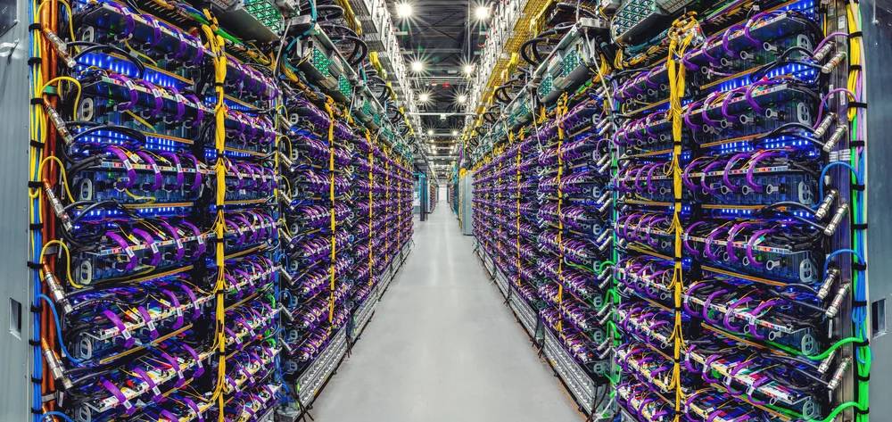 Google Gemini Rząd superkomputerów akceleratora AI Cloud TPU v5p w centrum danych Google