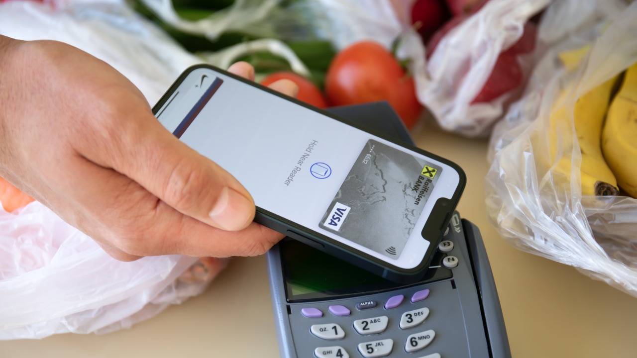 jak-placic-telefonem-przewodnik-po-platnosciach-mobilnych / Fot. DenPhotos, Shutterstock.com