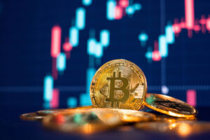 Aby sprawdzić, ile kosztuje bitcoin, konieczne jest korzystanie z rzetelnych źródeł. / Fot. tungtaechit, Shutterstock.com