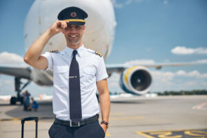 Ile zarabia pilot samolotu pasażerskiego w Polsce, i co jest potrzebne, aby osiągnąć ten poziom w karierze lotniczej./ Fot. Svitlana Hulko, Shutterstock.com