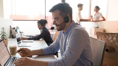 Customer Care Specialist jest często pierwszą osobą w firmie, z którą klient ma kontakt. To od niego zależy pierwsze wrażenie klienta oraz dalsza współpraca./ Fot. fizkes, Shutterstock.com