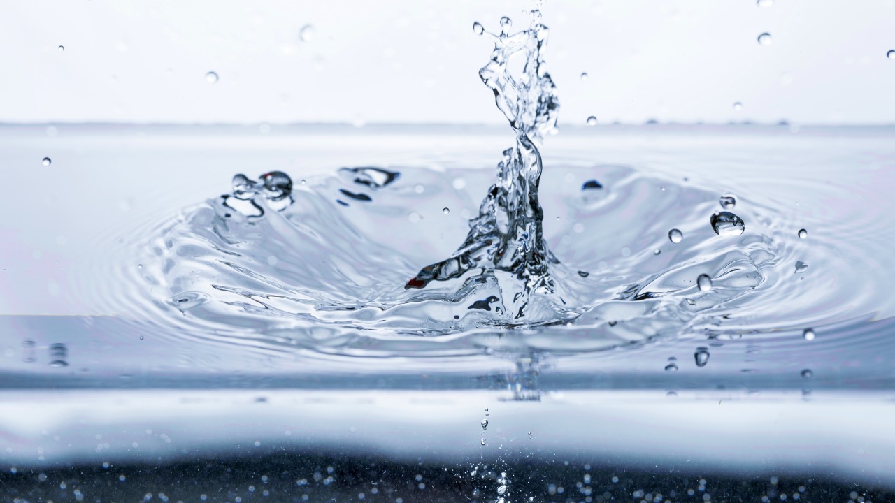 jak pozbyć się wody z organizmu-naturalne-metody-odpowiednia-dieta-nawodnienie-ziola-suplementy - Fot. mQ Project, Shutterstock.com