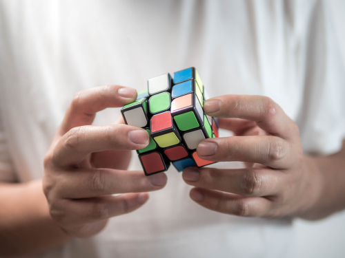 Jak ułożyć kostkę Rubika krok po kroku? / Fot. thebigland, Shutterstock.com