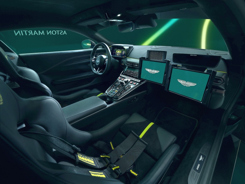 Nowy Aston Martin Vantage oficjalny Safety Car w Formule 1 wnętrze ekrany