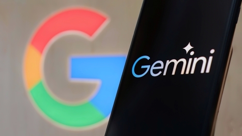 Gemini od Google w telefonach Apple. / Fot. Poetra.RH, Shutterstock.com