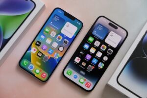 w iOS 18 jest możliwość dowolnego rozmieszczania ikon na ekranie głównym. / Fot. Framesira, Shutterstock.com