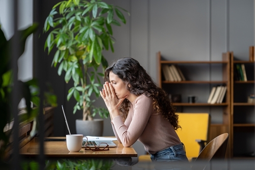 Objawy wypalenia zawodowego obejmować mogą zarówno aspekty emocjonalne, jak i fizyczne. / Fot. DimaBerlin, Shutterstock.com