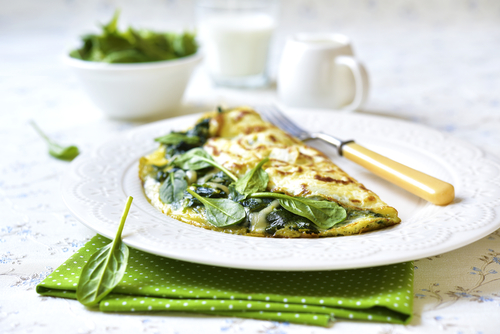przepisy low carb – omlet ze szpinakiem i fetą. / Fot. Liliya Kandrashevich, Shutterstock.com
