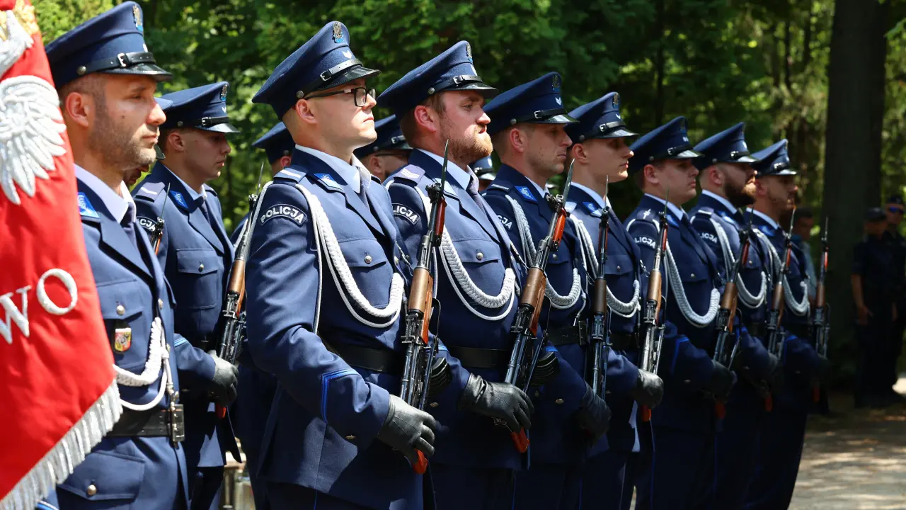 ile-zarabia-policjant-praca-w-policji-zarobki-dodatki-na-stanowiskach - Fot. FotoDax, Shutterstock