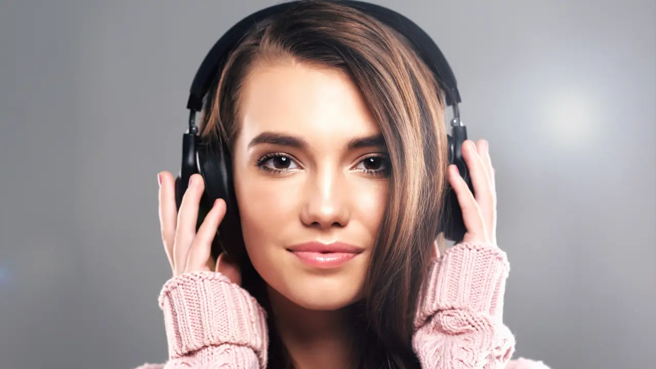 radio-w-pracy-stacje-muzyka-koncentracja-wyniki-przyklady-prawo-zaiks-stoart - Fot. PeopleImages.com - Yuri A, Shutterstock