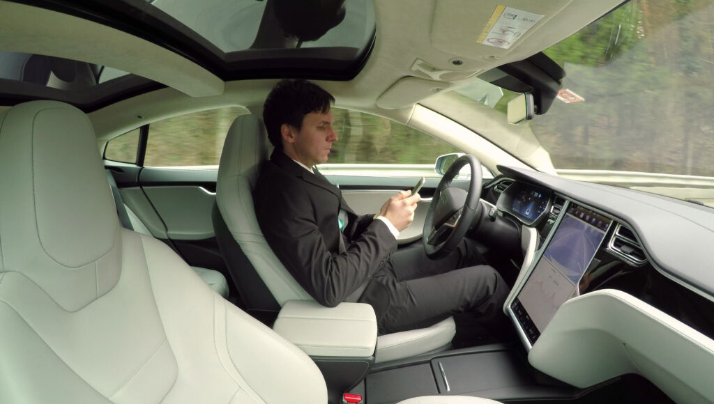 Tesla rozwija system FSD (Full Self-Driving)